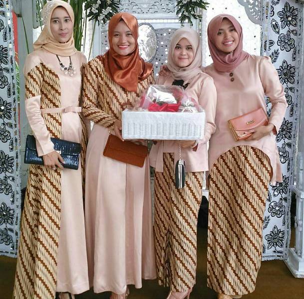 Model Gamis Batik Untuk Pesta Pernikahan